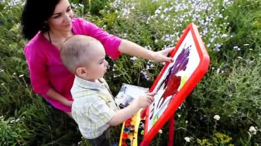Mutlu anne ve oğlu doğadaki Renkler boya