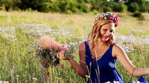 Mooi meisje verzamelt boeket van wilde bloemen — Stockvideo