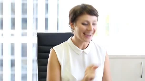 Zakenvrouw in office, emoties op het werk — Stockvideo