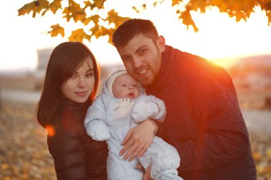 mutlu aile açık havada yürüyüşe