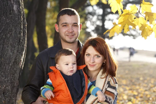 Familia feliz dando un paseo al aire libre —  Fotos de Stock