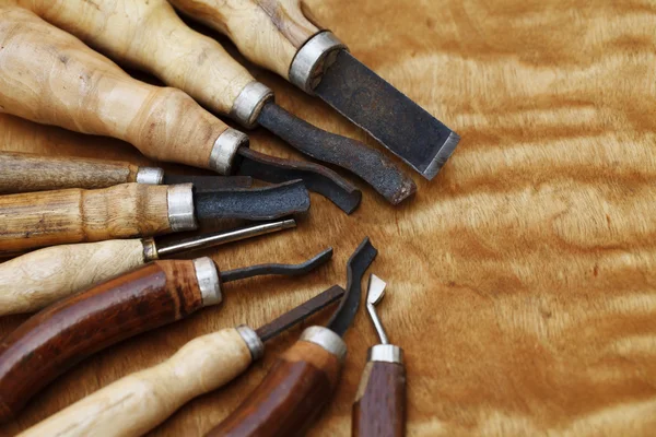 Σκάλισμα εργαλείο closeup σε ξύλινα φόντο — Φωτογραφία Αρχείου