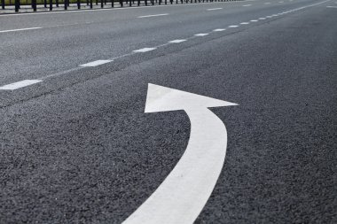 yol işaretleri kaldırıma
