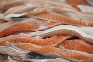 Buz üzerinde kırmızı balık fileto