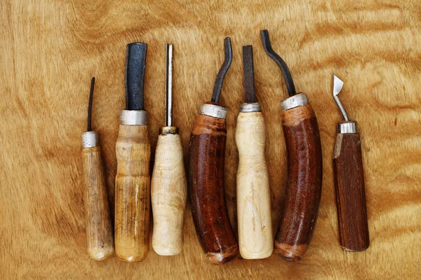 Řezbářské nástroje záběr na dřevěné pozadí — Stock fotografie