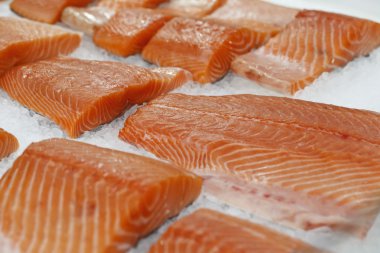 Buz üzerinde kırmızı balık fileto