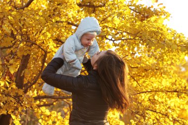 Mutlu anne bebeğini güneşe sarılma