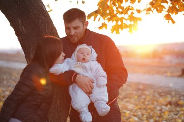 mutlu aile açık havada yürüyüşe