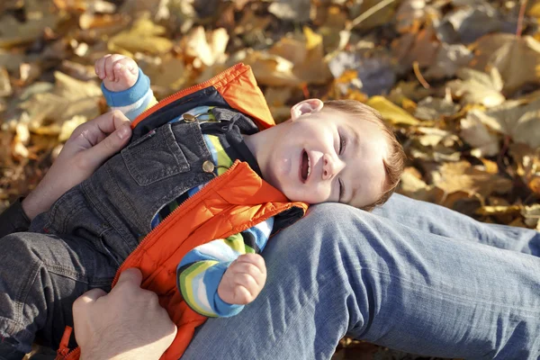 Pequeno menino ao ar livre outono retrato — Fotografia de Stock