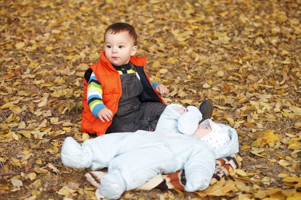 İki küçük çocuğu açık sonbahar — Stok fotoğraf