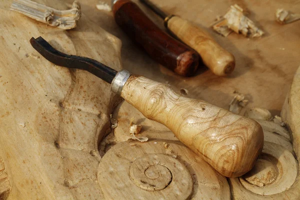 木製の背景に彫刻ツール クローズ アップ — ストック写真