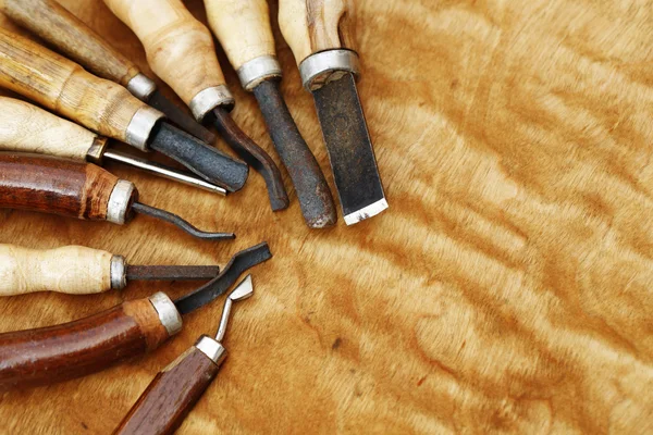 Σκάλισμα εργαλείο closeup σε ξύλινα φόντο — Φωτογραφία Αρχείου