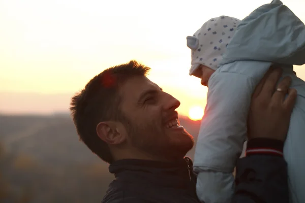 Gün batımında baba ve çocuk siluet