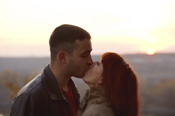 Silhouet van een liefdevol paar zoenen op zonsondergang — Stockfoto