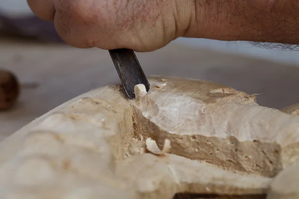 Tallas de madera, herramientas y procesos de trabajo de primer plano — Foto de Stock