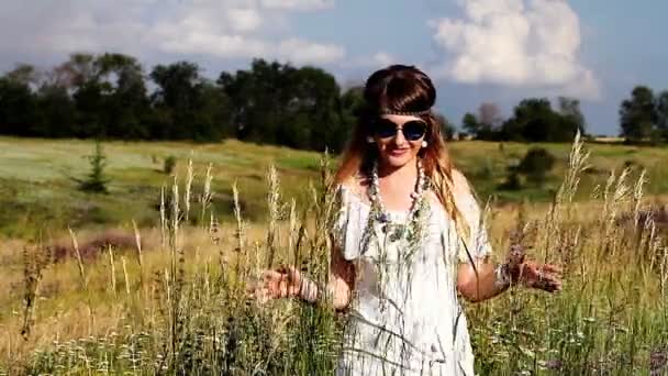 자연의 아름다움을 즐기는 아름 다운 소녀 — 비디오