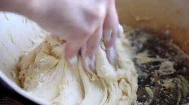 pişirme için hamur kneads