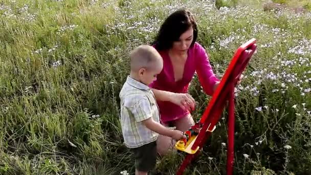 Mãe e filho feliz pintar cores na natureza — Vídeo de Stock