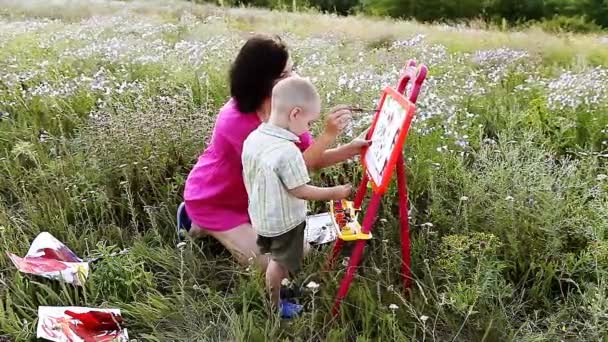 Mãe e filho feliz pintar cores na natureza — Vídeo de Stock