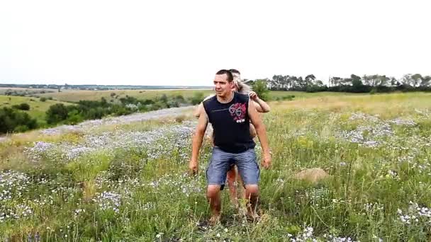 Lycklig familj på naturen — Stockvideo