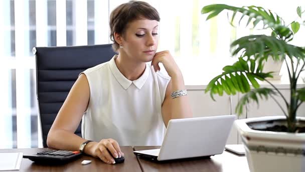 Mujer de negocios en la oficina piensa y decide — Vídeos de Stock