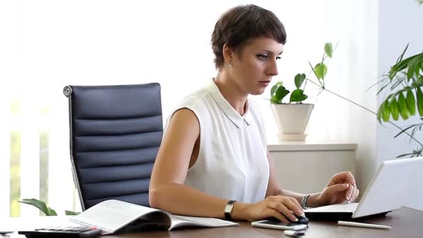 Mujer de negocios trabajando en la oficina — Vídeos de Stock