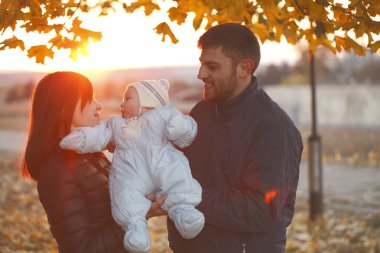 mutlu aile açık havada yürüyüşe