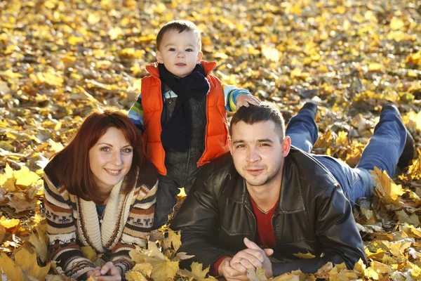 Familia feliz dando un paseo al aire libre —  Fotos de Stock