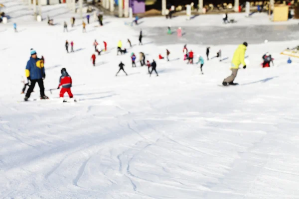 Massa afdaling van berg skiërs en snowboarders — Stockfoto