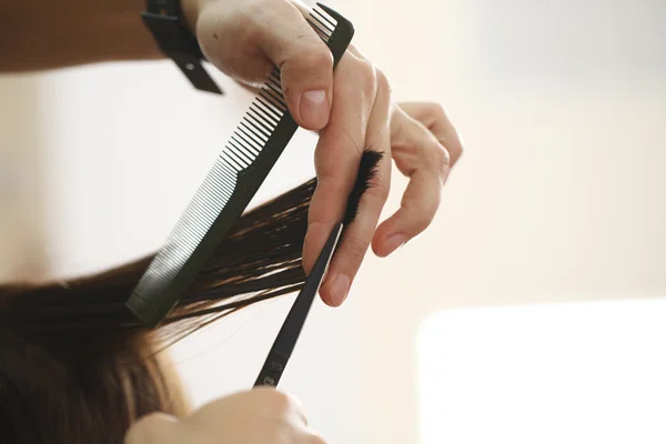 Parrucchiere parrucchiere facendo taglio di capelli — Foto Stock