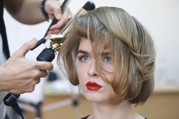 Estilista peluquero haciendo corte de pelo —  Fotos de Stock