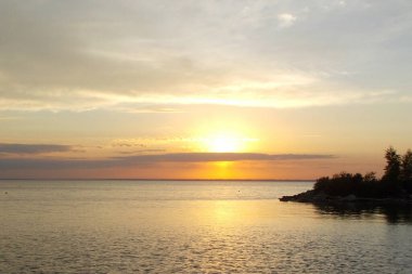 Gün batımı, güneş suya yansıyor.