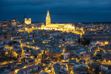 Toledo kasabasının ışıklandırılmış gece manzarası