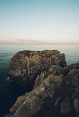 Atlantik Denizi 'ndeki kayaların gündüz görüntüsü