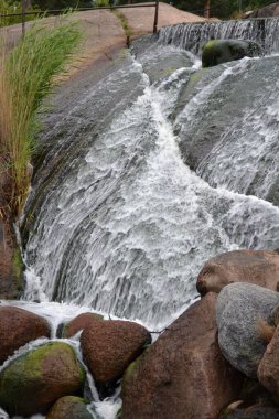 Bir yaz gününde şelale