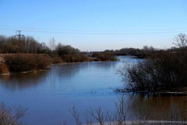 Bir yaz gününde nehir manzarası