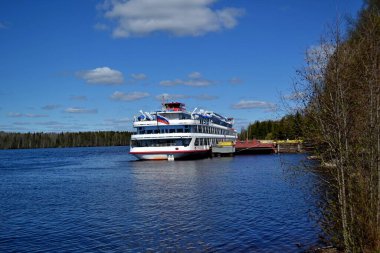 Nehir vapuru iskeleye demirlemiş.