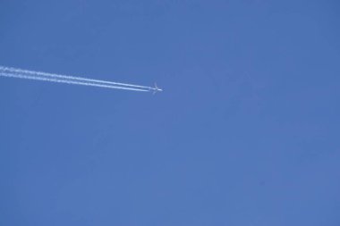 Uçak mavi gökyüzünde uçuyor