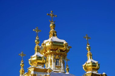 Kilisenin kubbeleri mavi gökyüzüne karşı