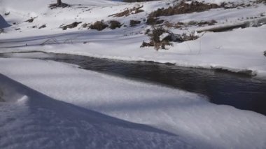 Nehir baharda parkta akar.