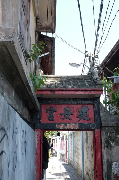 Traditionelles chinesisches Holztor am Eingang — Stockfoto