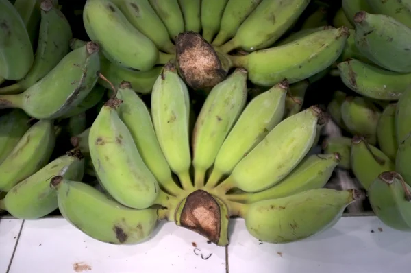 Upraw banana na białym tle — Zdjęcie stockowe