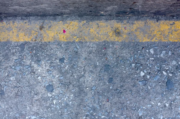 Bledě žlutá čára na silnici — Stock fotografie