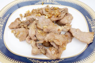 Sarımsak ve biber ile Kızartma domuz eti ilave edin