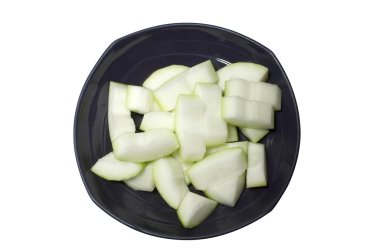 Mavi çanak üzerinde ham kış kavun doğranmış