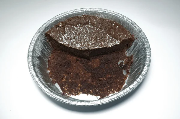 Съел шоколадный торт в фольге — стоковое фото