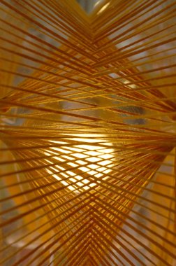 Soyut sarı aydınlatma ile çeşitli dizeleri