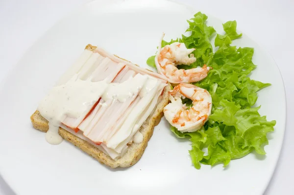 Sandwich mit Garnelen und Krabben — Stockfoto