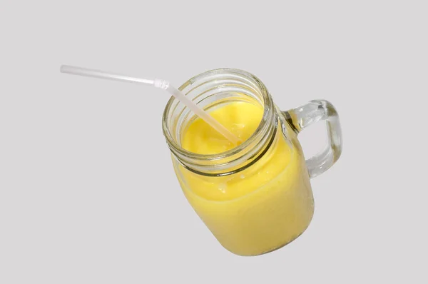 Frullati di mango in tazza di vetro — Foto Stock