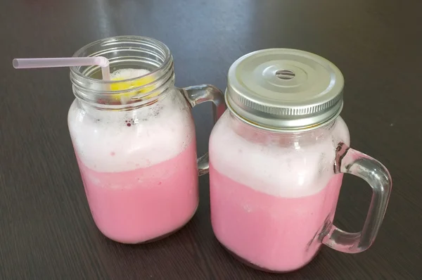 Ροζ γάλα σε γυάλινη κούπα — Φωτογραφία Αρχείου